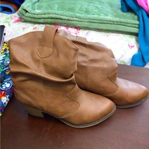 Charles Albert short tan western style boot with heel size 9